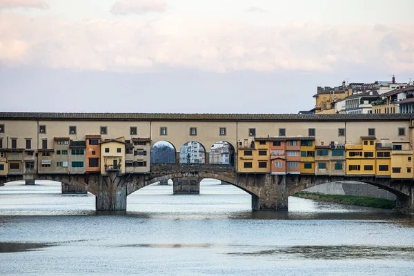 Floransa Ponte alle Grazie gün batımında Arno Nehri ve ünlü köprü Ponte Vecchio, Toskana, İtalya