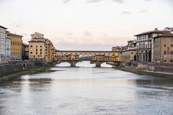 Floransa Ponte alle Grazie gün batımında Arno Nehri ve ünlü köprü Ponte Vecchio, Toskana, İtalya