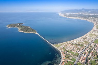 Türkiye 'nin en büyük üçüncü şehri olan Urla, İzmir' de insansız hava aracı vuruldu. hava görünümü