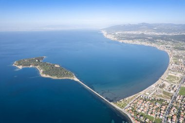 Türkiye 'nin en büyük üçüncü şehri olan Urla, İzmir' de insansız hava aracı vuruldu. hava görünümü