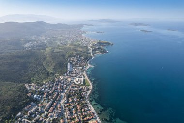 Türkiye 'nin en büyük üçüncü şehri olan Urla, İzmir' de insansız hava aracı vuruldu. hava görünümü