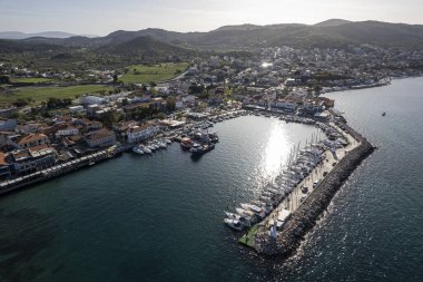Türkiye 'nin en büyük üçüncü şehri olan Urla, İzmir' de insansız hava aracı vuruldu. hava görünümü