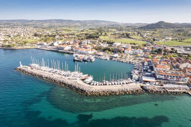 Türkiye 'nin en büyük üçüncü şehri olan Urla, İzmir' de insansız hava aracı vuruldu. hava görünümü