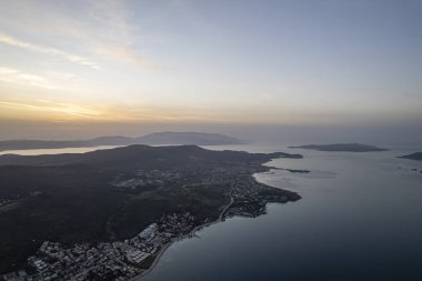 Türkiye 'nin en büyük üçüncü şehri olan Urla, İzmir' de insansız hava aracı vuruldu. hava görünümü