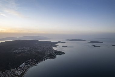 Türkiye 'nin en büyük üçüncü şehri olan Urla, İzmir' de insansız hava aracı vuruldu. hava görünümü