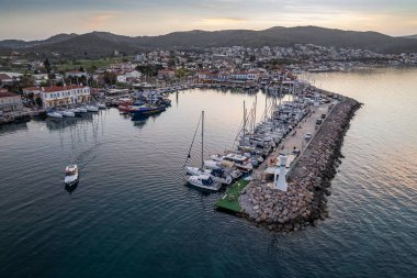 Türkiye 'nin en büyük üçüncü şehri olan Urla, İzmir' de insansız hava aracı vuruldu. hava görünümü