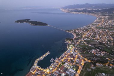 Türkiye 'nin en büyük üçüncü şehri olan Urla, İzmir' de insansız hava aracı vuruldu. hava görünümü
