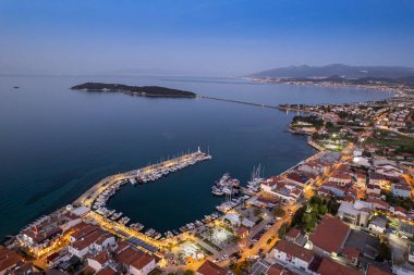 Türkiye 'nin en büyük üçüncü şehri olan Urla, İzmir' de insansız hava aracı vuruldu. hava görünümü