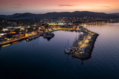 Türkiye 'nin en büyük üçüncü şehri olan Urla, İzmir' de insansız hava aracı vuruldu. hava görünümü