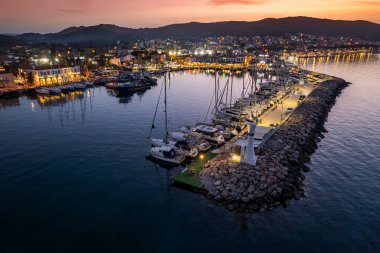 Türkiye 'nin en büyük üçüncü şehri olan Urla, İzmir' de insansız hava aracı vuruldu. hava görünümü