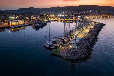 Türkiye 'nin en büyük üçüncü şehri olan Urla, İzmir' de insansız hava aracı vuruldu. hava görünümü