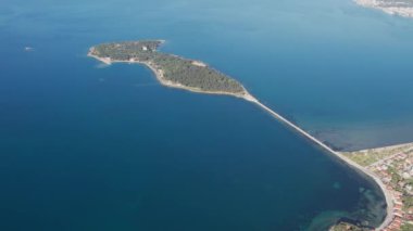 Türkiye 'nin en büyük üçüncü şehri olan Urla, İzmir' de insansız hava aracı vuruldu. hava görünümü