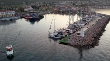 Türkiye 'nin en büyük üçüncü şehri olan Urla, İzmir' de insansız hava aracı vuruldu. hava görünümü