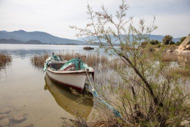 Bafa Gölü, güneybatıda yer alan bir göldür. Gölün en iç kuzey-doğu ucunda Kapikiri köyü ve Latmus 'un Heraclea harabeleri bulunur..