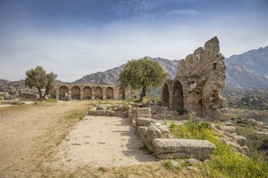Bafa Gölü, güneybatıda yer alan bir göldür. Gölün en iç kuzey-doğu ucunda Kapikiri köyü ve Latmus 'un Heraclea harabeleri bulunur..