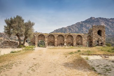 Bafa Gölü, güneybatıda yer alan bir göldür. Gölün en iç kuzey-doğu ucunda Kapikiri köyü ve Latmus 'un Heraclea harabeleri bulunur..