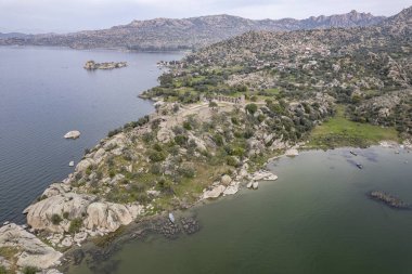 Bafa Gölü, güneybatıda yer alan bir göldür. Gölün en iç kuzey-doğu ucunda Kapikiri köyü ve Latmus 'un Heraclea harabeleri bulunur..