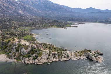 Bafa Gölü, güneybatıda yer alan bir göldür. Gölün en iç kuzey-doğu ucunda Kapikiri köyü ve Latmus 'un Heraclea harabeleri bulunur..