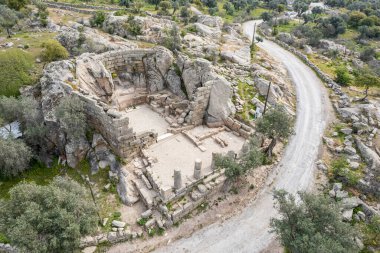 Bafa Gölü, güneybatıda yer alan bir göldür. Gölün en iç kuzey-doğu ucunda Kapikiri köyü ve Latmus 'un Heraclea harabeleri bulunur..