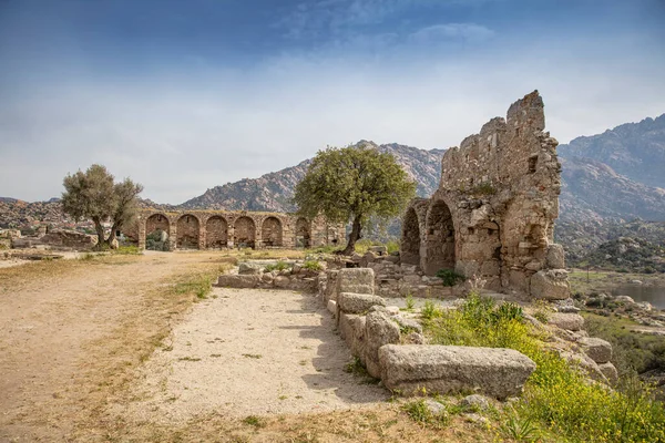Bafa Gölü, güneybatıda yer alan bir göldür. Gölün en iç kuzey-doğu ucunda Kapikiri köyü ve Latmus 'un Heraclea harabeleri bulunur..