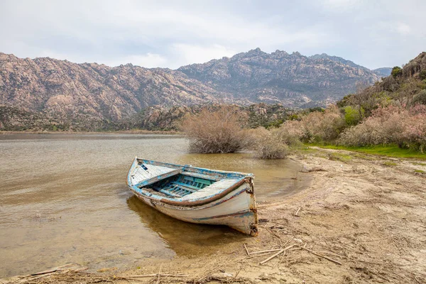 Bafa Gölü, güneybatıda yer alan bir göldür. Gölün en iç kuzey-doğu ucunda Kapikiri köyü ve Latmus 'un Heraclea harabeleri bulunur..