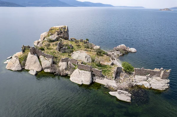 Bafa Gölü, güneybatıda yer alan bir göldür. Gölün en iç kuzey-doğu ucunda Kapikiri köyü ve Latmus 'un Heraclea harabeleri bulunur..