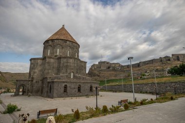 Kars Nehri ve Kars Şatosu üzerindeki antik taş köprü - Türkiye 'nin Kars kentinin başlıca turistik merkezleri. Kalenin yanında Atatürk 'ün portresi var ve Türkçe 