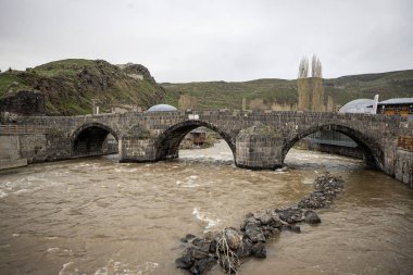 Kars Nehri ve Kars Şatosu üzerindeki antik taş köprü - Türkiye 'nin Kars kentinin başlıca turistik merkezleri. Kalenin yanında Atatürk 'ün portresi var ve Türkçe 
