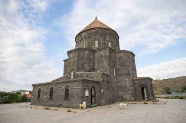 Kars Nehri ve Kars Şatosu üzerindeki antik taş köprü - Türkiye 'nin Kars kentinin başlıca turistik merkezleri. Kalenin yanında Atatürk 'ün portresi var ve Türkçe 