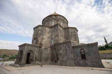 Kars Nehri ve Kars Şatosu üzerindeki antik taş köprü - Türkiye 'nin Kars kentinin başlıca turistik merkezleri. Kalenin yanında Atatürk 'ün portresi var ve Türkçe 