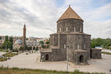 Kars Nehri ve Kars Şatosu üzerindeki antik taş köprü - Türkiye 'nin Kars kentinin başlıca turistik merkezleri. Kalenin yanında Atatürk 'ün portresi var ve Türkçe 