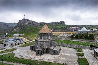 Kars Nehri ve Kars Şatosu üzerindeki antik taş köprü - Türkiye 'nin Kars kentinin başlıca turistik merkezleri. Kalenin yanında Atatürk 'ün portresi var ve Türkçe 