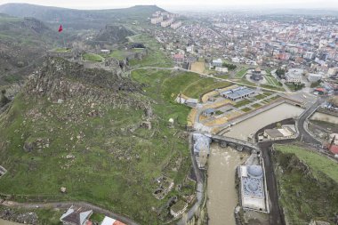 Kars Nehri ve Kars Şatosu üzerindeki antik taş köprü - Türkiye 'nin Kars kentinin başlıca turistik merkezleri. Kalenin yanında Atatürk 'ün portresi var ve Türkçe 