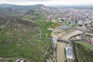 Kars Nehri ve Kars Şatosu üzerindeki antik taş köprü - Türkiye 'nin Kars kentinin başlıca turistik merkezleri. Kalenin yanında Atatürk 'ün portresi var ve Türkçe 