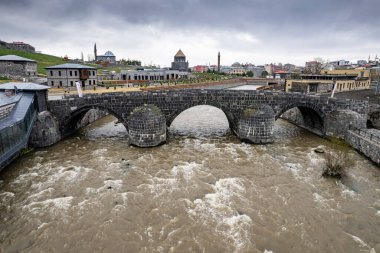 Kars Nehri ve Kars Şatosu üzerindeki antik taş köprü - Türkiye 'nin Kars kentinin başlıca turistik merkezleri. Kalenin yanında Atatürk 'ün portresi var ve Türkçe 