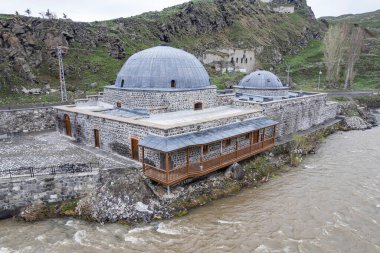 Kars Nehri ve Kars Şatosu üzerindeki antik taş köprü - Türkiye 'nin Kars kentinin başlıca turistik merkezleri. Kalenin yanında Atatürk 'ün portresi var ve Türkçe 