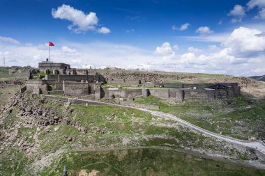 Kars Nehri ve Kars Şatosu üzerindeki antik taş köprü - Türkiye 'nin Kars kentinin başlıca turistik merkezleri. Kalenin yanında Atatürk 'ün portresi var ve Türkçe 