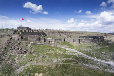 Kars Nehri ve Kars Şatosu üzerindeki antik taş köprü - Türkiye 'nin Kars kentinin başlıca turistik merkezleri. Kalenin yanında Atatürk 'ün portresi var ve Türkçe 