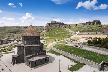 Kars Nehri ve Kars Şatosu üzerindeki antik taş köprü - Türkiye 'nin Kars kentinin başlıca turistik merkezleri. Kalenin yanında Atatürk 'ün portresi var ve Türkçe 
