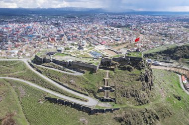 Kars Nehri ve Kars Şatosu üzerindeki antik taş köprü - Türkiye 'nin Kars kentinin başlıca turistik merkezleri. Kalenin yanında Atatürk 'ün portresi var ve Türkçe 