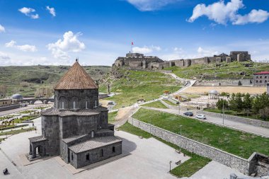 Kars Nehri ve Kars Şatosu üzerindeki antik taş köprü - Türkiye 'nin Kars kentinin başlıca turistik merkezleri. Kalenin yanında Atatürk 'ün portresi var ve Türkçe 