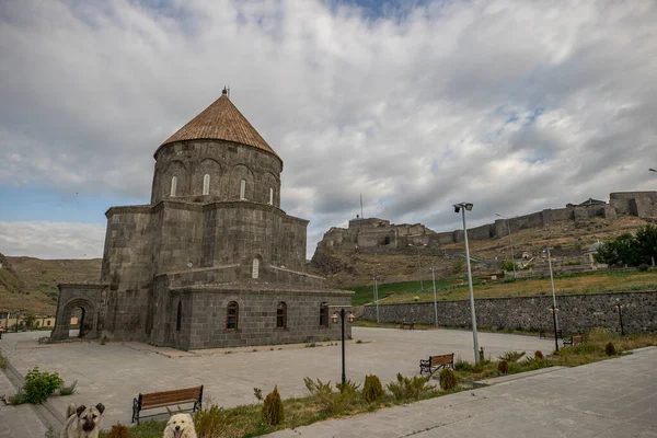 Kars Nehri ve Kars Şatosu üzerindeki antik taş köprü - Türkiye 'nin Kars kentinin başlıca turistik merkezleri. Kalenin yanında Atatürk 'ün portresi var ve Türkçe 
