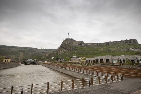 Kars Nehri ve Kars Şatosu üzerindeki antik taş köprü - Türkiye 'nin Kars kentinin başlıca turistik merkezleri. Kalenin yanında Atatürk 'ün portresi var ve Türkçe 
