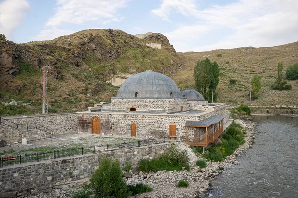Kars Nehri ve Kars Şatosu üzerindeki antik taş köprü - Türkiye 'nin Kars kentinin başlıca turistik merkezleri. Kalenin yanında Atatürk 'ün portresi var ve Türkçe 