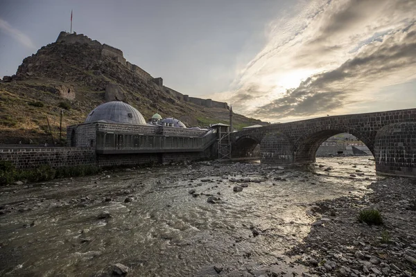 Kars Nehri ve Kars Şatosu üzerindeki antik taş köprü - Türkiye 'nin Kars kentinin başlıca turistik merkezleri. Kalenin yanında Atatürk 'ün portresi var ve Türkçe 