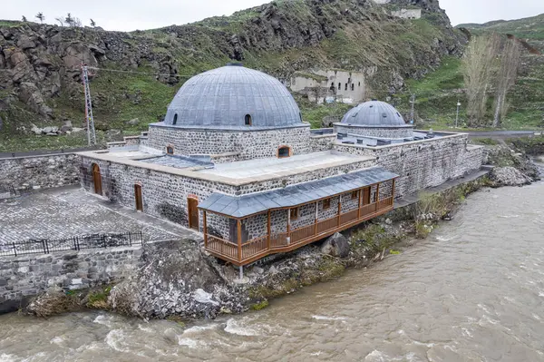 Kars Nehri ve Kars Şatosu üzerindeki antik taş köprü - Türkiye 'nin Kars kentinin başlıca turistik merkezleri. Kalenin yanında Atatürk 'ün portresi var ve Türkçe 