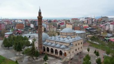 Kars Nehri ve Kars Şatosu üzerindeki antik taş köprü - Türkiye 'nin Kars kentinin başlıca turistik merkezleri. Kalenin yanında Atatürk 'ün portresi var ve Türkçe 