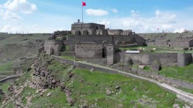 Kars Nehri ve Kars Şatosu üzerindeki antik taş köprü - Türkiye 'nin Kars kentinin başlıca turistik merkezleri. Kalenin yanında Atatürk 'ün portresi var ve Türkçe 
