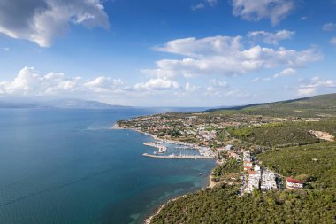 İzmir 'in Urla zbek şehrinde insansız hava aracı vuruldu. Türkiye' nin üçüncü büyük şehri. Hava görünümü