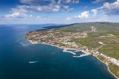 İzmir 'in Urla zbek şehrinde insansız hava aracı vuruldu. Türkiye' nin üçüncü büyük şehri. Hava görünümü